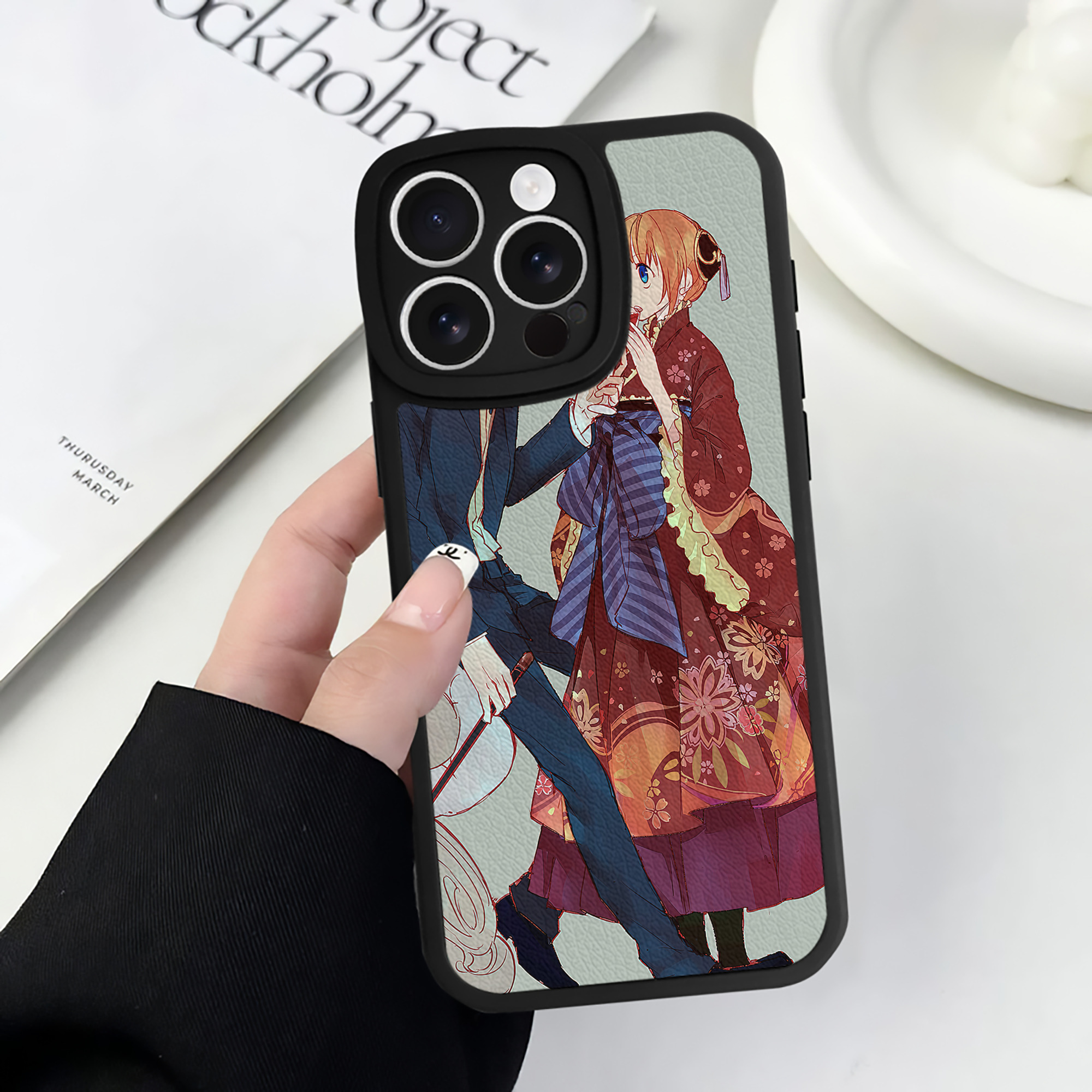 （画像用） ぎんたま 坂田銀時（さかたぎんとき） 神楽 志村新八（しむら しんぱち） GINTAMA Sakata Gintoki Kagura Shimura Shinpachi 【iPhone 16シリーズ対応】シリコンスマホケース（レザー調） 材質：シリコン
